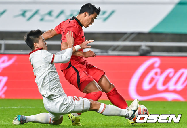 위르겐 클린스만 감독이 이끄는 축구 국가대표팀이 17일 오후 수원시 팔달구 수원월드컵경기장에서 베트남과 평가전을 진행했다.전반 황희찬이 추가골을 넣고 있다.    2023.10.17 / soul1014@osen.co.kr