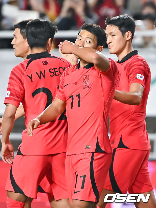 위르겐 클린스만 감독이 이끄는 축구 국가대표팀이 17일 오후 수원시 팔달구 수원월드컵경기장에서 베트남과 평가전을 진행했다.전반 황희찬이 추가골을 넣고 세리머니를 하고 있다.    2023.10.17 / soul1014@osen.co.kr