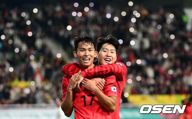 17일 오후 수원월드컵경기장에서 위르겐 클린스만 감독이 지휘하는 대한민국 축구대표팀과 베트남의 평가전이 열렸다.후반 대한민국이 6-0으로 앞서가는 추가골을 넣은 정우영이 이강인과 기뻐하고 있다.  2023.10.17 /cej@osen.co.kr