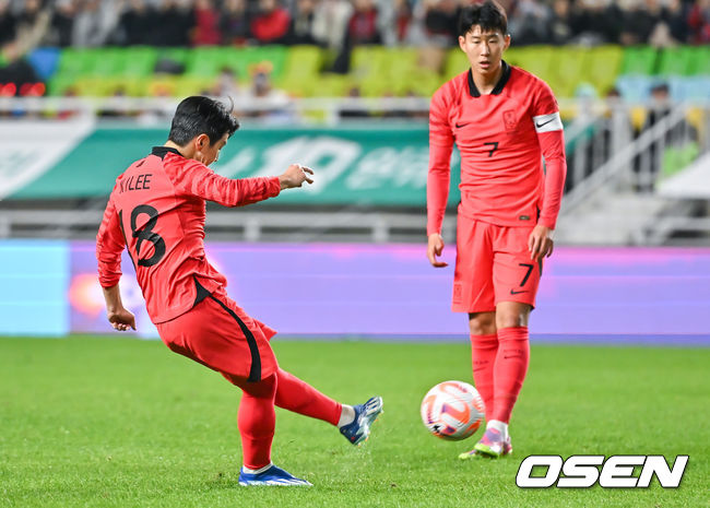 위르겐 클린스만 감독이 이끄는 축구 국가대표팀이 17일 오후 수원시 팔달구 수원월드컵경기장에서 베트남과 평가전을 진행했다.전반 이강인이 프리킥을 시도하고 있다.    2023.10.17 / soul1014@osen.co.kr