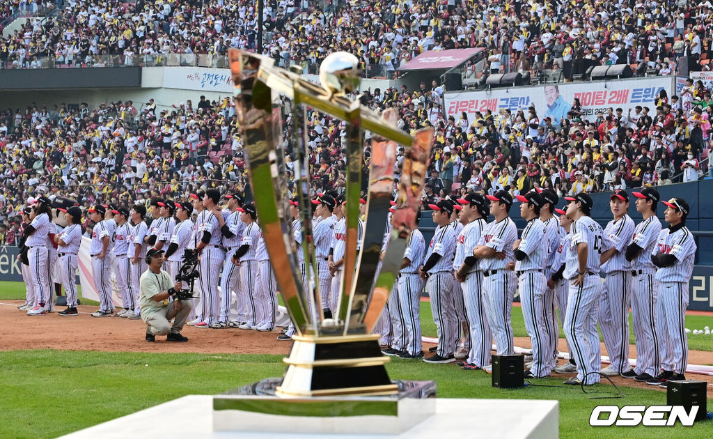 LG 트윈스는 15일 서울 잠실구장에서 열린 2023 신한은행 SOL KBO리그 두산 베어스와의 시즌 최종전에서 5-2로 승리했다. 경기 후 LG 선수들이 우승 트로피 전달식과 팬 감사 인사 행사를 하고 있다. / OSEN DB