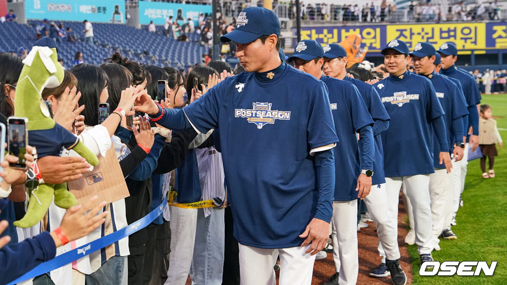 15일 창원 NC파크에서 2023 신한은행 SOL KBO리그 NC 다이노스와 삼성 라이온즈의 경기가 열렸다. 가을야구에 진출을 확정한 NC 다이노스 강인권 감독과 선수들이 팬들과 하이파이브를 하고 있다. 2023.10.15 / foto0307@osen.co.kr