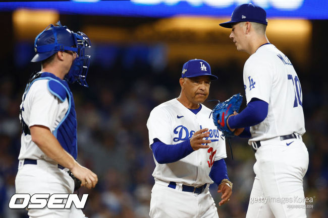 [사진] LA 다저스 데이브 로버츠 감독이 바비 밀러를 교체하고 있다. ⓒGettyimages(무단전재 및 재배포 금지)