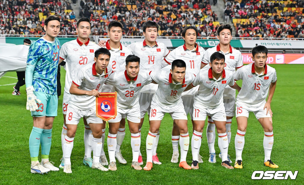 위르겐 클린스만 감독이 이끄는 축구 국가대표팀이 17일 오후 수원시 팔달구 수원월드컵경기장에서 베트남과 평가전을 진행했다.경기에 앞서 베트남 베스트일레븐이 포즈를 취하고 있다.  2023.10.17 / soul1014@osen.co.kr