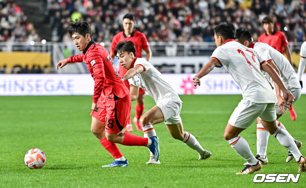 위르겐 클린스만 감독이 지휘하는 축구대표팀이 17일 수원월드컵경기장에서 FIFA 랭킹 95위 베트남을 맞아 김민재의 선제골과 황희찬, 손흥민, 이강인, 정우영의 추가골이 터져 6-0 승리를 거뒀다. 후반 이강인이 드리블을 하고 있다. 2023.10.17 / soul1014@osen.co.kr