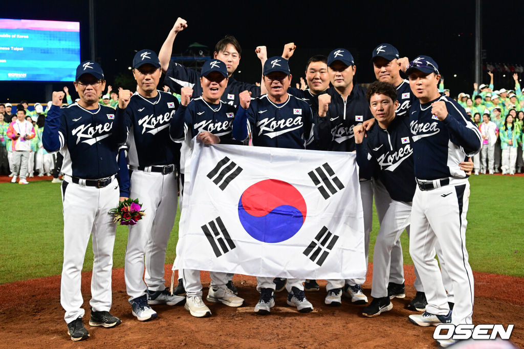 류중일 감독이 이끄는 한국 야구 대표팀이 4회 연속 우승을 차지했다. 한국은 7일(이하 한국시간) 중국 저장성 사오싱 야구장에서 열린 2022 항저우 아시안게임 야구 결승전에서 대만을 2-0으로 눌렀다. 이로써 지난 2일 대만과의 B조 예선 2차전 0-4 완패를 설욕하며 금메달을 목에 걸었다. 경기 종료 후 대한민국 야구대표팀 코치단이 기념 촬영을 하고 있다. 2023.10.07 /ksl0919@osen.co.kr