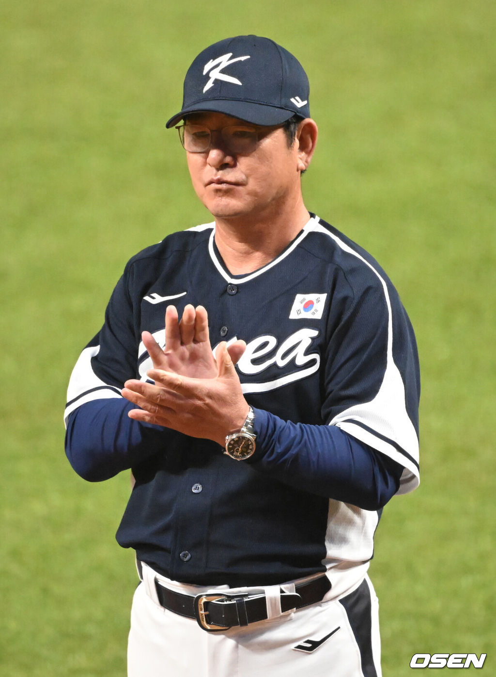 류중일 감독이 이끄는 한국 야구 대표팀이 4회 연속 우승을 차지했다. 한국은 7일(이하 한국시간) 중국 저장성 사오싱 야구장에서 열린 2022 항저우 아시안게임 야구 결승전에서 대만을 2-0으로 눌렀다. 이로써 지난 2일 대만과의 B조 예선 2차전 0-4 완패를 설욕하며 금메달을 목에 걸었다. 경기 시작에 앞서 대한민국 류중일 감독이 박수를 치고 있다.. 2023.10.07 /ksl0919@osen.co.kr 