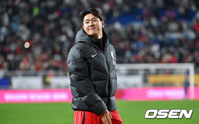 위르겐 클린스만 감독이 지휘하는 축구대표팀이 17일 수원월드컵경기장에서 FIFA 랭킹 95위 베트남을 맞아 김민재의 선제골과 황희찬, 손흥민, 이강인, 정우영의 추가골이 터져 6-0 승리를 거뒀다. <br /><br />경기종료 후 이강인이 팬들에게 인사를 하고 있다. 2023.10.17 / soul1014@osen.co.kr<br />