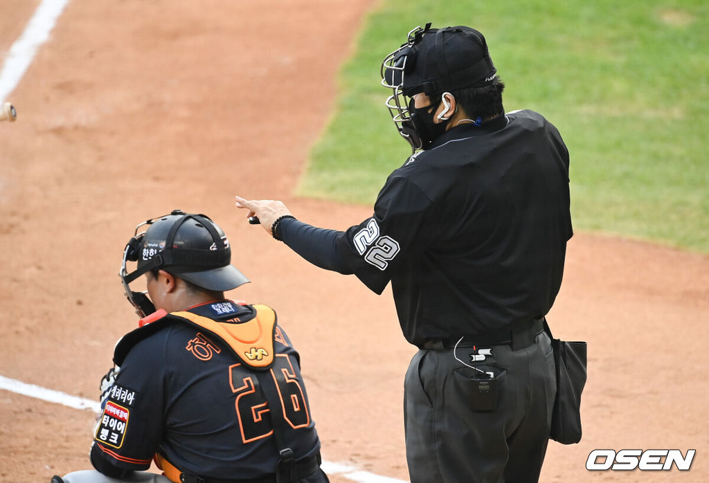 KBO 퓨처스리그에서 주심이 이어폰을 착용해 스트라이크 콜을 하고 있다. /OSEN DB