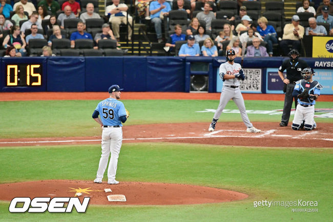 [사진] MLB 피치 클락. 탬파베이 투수 제프리 스프링스가 투구를 준비하고 있다.  ⓒGettyimages(무단전재 및 재배포 금지)