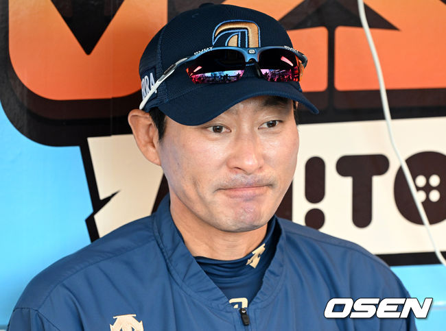 19일 오후 창원NC파크에서 ‘2023 KBO 포스트시즌 와일드카드 결정전 1차전 두산 베어스와 NC 다이노스의 경기가 열렸다.경기에 앞서 NC 강인권 감독이 인터뷰를 하고 있다. 2023.10.19 /