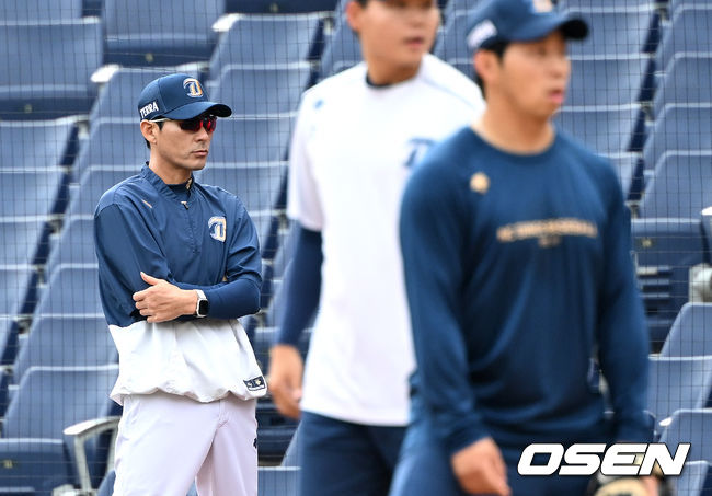 19일 오후 창원NC파크에서 ‘2023 KBO 포스트시즌 와일드카드 결정전 1차전 두산 베어스와 NC 다이노스의 경기가 열렸다.경기에 앞서 NC 강인권 감독이 훈련 중인 선수들을 바라보고 있다. 2023.10.19 /sunday@osen.co.kr