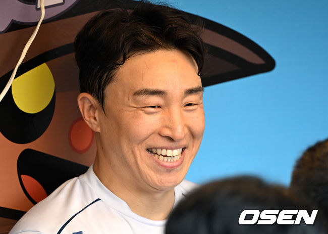 19일 오후 창원NC파크에서 ‘2023 KBO 포스트시즌 와일드카드 결정전 1차전 두산 베어스와 NC 다이노스의 경기가 열렸다.경기에 앞서 NC 손아섭이 미소를 짓고 있다. 2023.10.19 /sunday@osen.co.kr