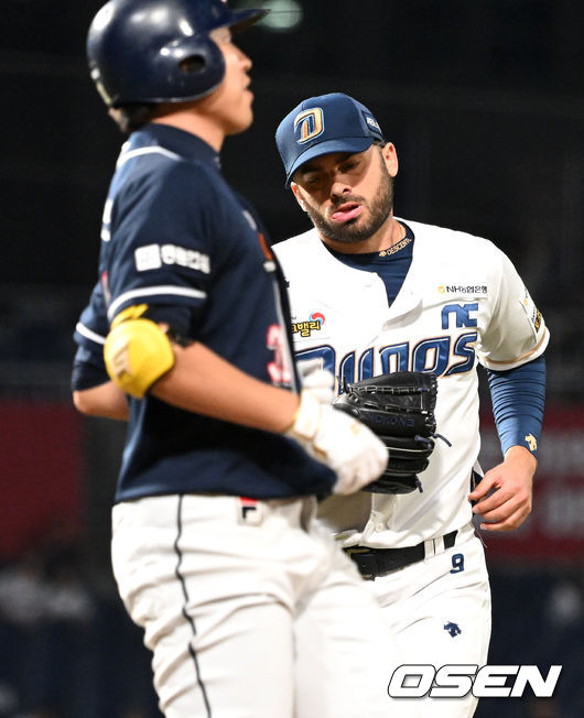 19일 오후 창원NC파크에서 ‘2023 KBO 포스트시즌 와일드카드 결정전 1차전 두산 베어스와 NC 다이노스의 경기가 열렸다.2회초 2사 3루에서 NC 태너가 두산 정수빈을 땅볼로 처리하고 더그아웃으로 가고 있다. 2023.10.19 /sunday@osen.co.kr