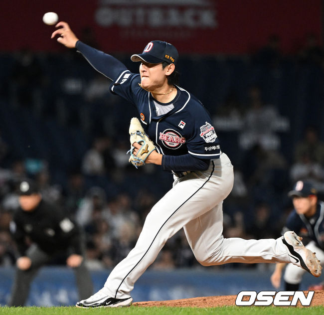 19일 오후 창원NC파크에서 ‘2023 KBO 포스트시즌 와일드카드 결정전 1차전 두산 베어스와 NC 다이노스의 경기가 열렸다.1회말 무사에서 두산 선발투수 곽빈이 역투하고 있다. 2023.10.19 /sunday@osen.co.kr