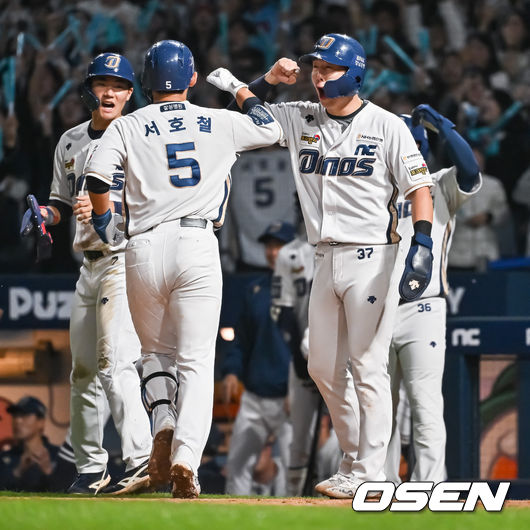 19일 오후 창원NC파크에서 ‘2023 KBO 포스트시즌 와일드카드 결정전 1차전 두산 베어스와 NC 다이노스의 경기가 열렸다.4회말 2사 만루 NC 서호철이 역전 만루홈런을 날리고 주자 박건우와 하이파이브를 하고 있다. 2023.10.19 / soul1014@osen.co.kr