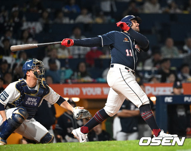 19일 오후 창원NC파크에서 ‘2023 KBO 포스트시즌 와일드카드 결정전 1차전 두산 베어스와 NC 다이노스의 경기가 열렸다.3회초 1사에서 두산 로하스가 우월 솔로 홈런을 치고 있다. 2023.10.19 /sunday@osen.co.kr