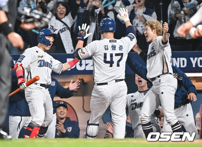 19일 오후 창원NC파크에서 ‘2023 KBO 포스트시즌 와일드카드 결정전 1차전 두산 베어스와 NC 다이노스의 경기가 열렸다.4회말 2사 만루 NC 서호철의 만루홈런 이어 김형준이 백투백 홈런을 날린뒤 동료들의 축하를 받고 있다.  2023.10.19 / soul1014@osen.co.kr