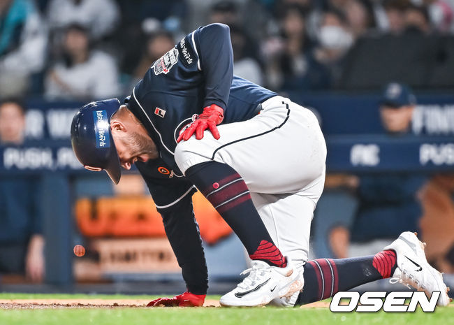 19일 오후 창원NC파크에서 ‘2023 KBO 포스트시즌 와일드카드 결정전 1차전 두산 베어스와 NC 다이노스의 경기가 열렸다.3회초 1사 두산 로하스가 파울타구에 맞은뒤 고통스러워하고 있다.   2023.10.19 / soul1014@osen.co.kr