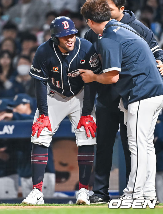 19일 오후 창원NC파크에서 ‘2023 KBO 포스트시즌 와일드카드 결정전 1차전 두산 베어스와 NC 다이노스의 경기가 열렸다.3회초 1사 두산 로하스가 파울타구에 맞은뒤 고통스러워하고 있다.   2023.10.19 / soul1014@osen.co.kr