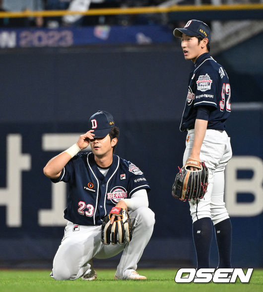 19일 오후 창원NC파크에서 ‘2023 KBO 포스트시즌 와일드카드 결정전 1차전 두산 베어스와 NC 다이노스의 경기가 열렸다.5회말 무사에서 실책으로 NC 마틴에게 진루를 허용한 두산 강승호와 김태근이 아쉬워하고 있다. 2023.10.19 /sunday@osen.co.kr