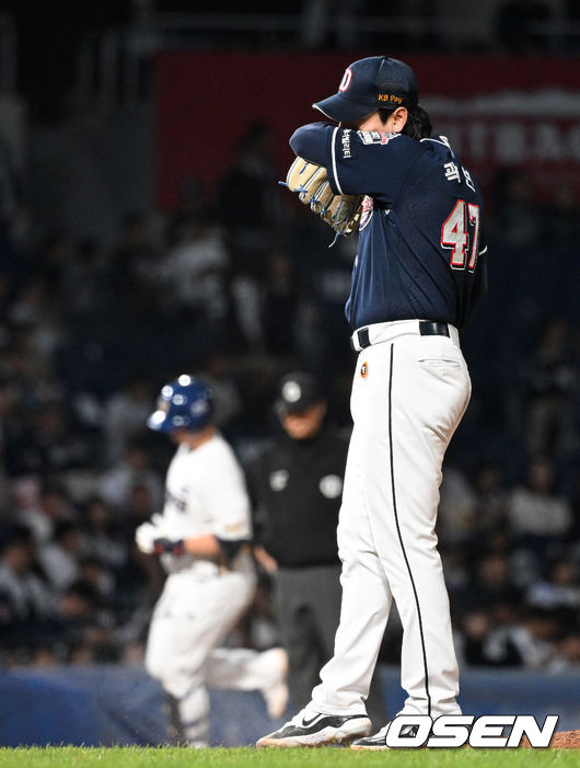 19일 오후 창원NC파크에서 ‘2023 KBO 포스트시즌 와일드카드 결정전 1차전 두산 베어스와 NC 다이노스의 경기가 열렸다.4회말 2사에 NC 김형준에게 좌월 솔로 홈런을 허용한 두산 곽빈이 아쉬워하고 있다. 2023.10.19 /sunday@osen.co.kr