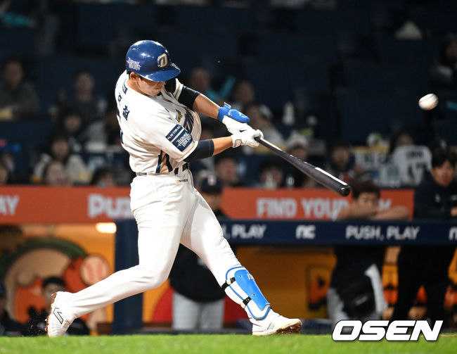 19일 오후 창원NC파크에서 ‘2023 KBO 포스트시즌 와일드카드 결정전 1차전 두산 베어스와 NC 다이노스의 경기가 열렸다.4회말 2사 만루에서 NC 서호철이 좌월 만루 홈런을 치고 있다. 2023.10.19 /sunday@osen.co.kr