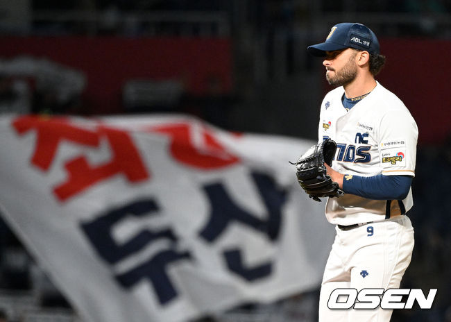 19일 오후 창원NC파크에서 ‘2023 KBO 포스트시즌 와일드카드 결정전 1차전 두산 베어스와 NC 다이노스의 경기가 열렸다.3회초 1사에서 NC 태너가 두산 로하스에게 우월 솔로 홈런을 허용하고 아쉬운 표정을 짓고 있다. 2023.10.19 /sunday@osen.co.kr