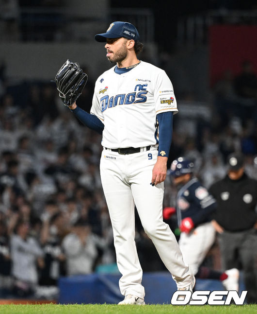 19일 오후 창원NC파크에서 ‘2023 KBO 포스트시즌 와일드카드 결정전 1차전 두산 베어스와 NC 다이노스의 경기가 열렸다.3회초 1사에서 NC 태너가 두산 로하스에게 우월 솔로 홈런을 허용하고 아쉬운 표정을 짓고 있다. 2023.10.19 /sunday@osen.co.kr