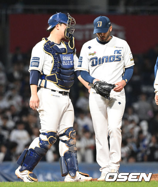 19일 오후 창원NC파크에서 ‘2023 KBO 포스트시즌 와일드카드 결정전 1차전 두산 베어스와 NC 다이노스의 경기가 열렸다.5회초 무사 1,2루에서 NC 태너가 마운드를 내려가고 있다. 2023.10.19 /sunday@osen.co.kr