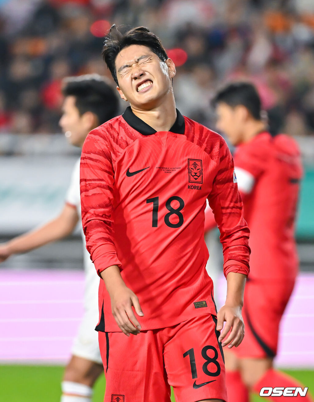 위르겐 클린스만 감독이 이끄는 축구 국가대표팀이 17일 오후 수원시 팔달구 수원월드컵경기장에서 베트남과 평가전을 진행했다.전반 이강인이 골찬스를 놓친뒤 아쉬워하고 있다  2023.10.17 / soul1014@osen.co.kr