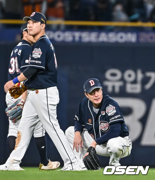 8회말 2사 2,3루 NC 김주원의 1타점 적시타때 김재호 유격수가 타구를 놓친뒤 아쉬워하고 있다.  2023.10.19 / soul1014@osen.co.kr