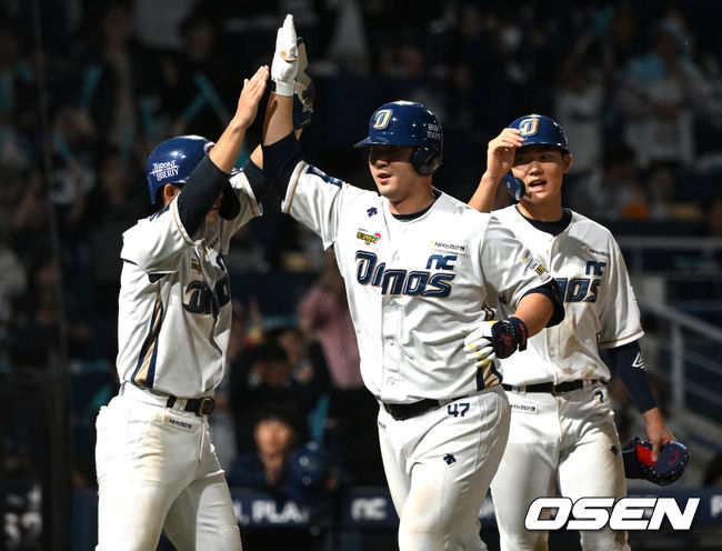 19일 오후 창원NC파크에서 ‘2023 KBO 포스트시즌 와일드카드 결정전 1차전 두산 베어스와 NC 다이노스의 경기가 열렸다.8회말 2사 1,2루에서 NC 김형준이 좌월 스리런 홈런을 치고 홈에서 환호하고 있다. 2023.10.19 /sunday@osen.co.kr