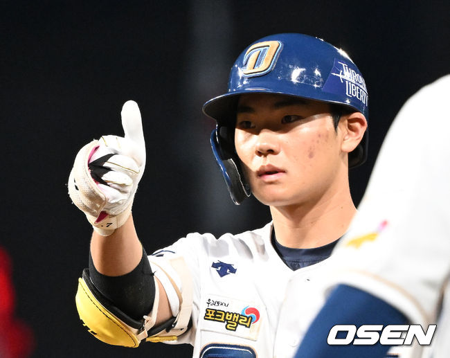 19일 오후 창원NC파크에서 ‘2023 KBO 포스트시즌 와일드카드 결정전 1차전 두산 베어스와 NC 다이노스의 경기가 열렸다.7회말 1사 1,2루에서 NC 김주원이 중전 안타를 치고 있다. 2023.10.19 /sunday@osen.co.kr