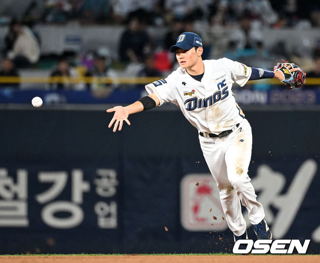 19일 오후 창원NC파크에서 ‘2023 KBO 포스트시즌 와일드카드 결정전 1차전 두산 베어스와 NC 다이노스의 경기가 열렸다.7회초 2사 1루에서 NC 김주원이 두산 허경민을 땅볼로 처리하고 있다. 2023.10.19 /sunday@osen.co.kr