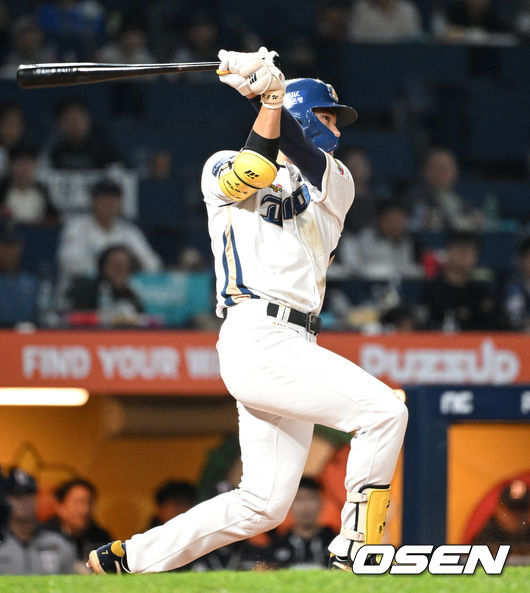 19일 오후 창원NC파크에서 ‘2023 KBO 포스트시즌 와일드카드 결정전 1차전 두산 베어스와 NC 다이노스의 경기가 열렸다.7회말 1사 1,2루에서 NC 김주원이 중전 안타를 치고 있다. 2023.10.19 /sunday@osen.co.kr