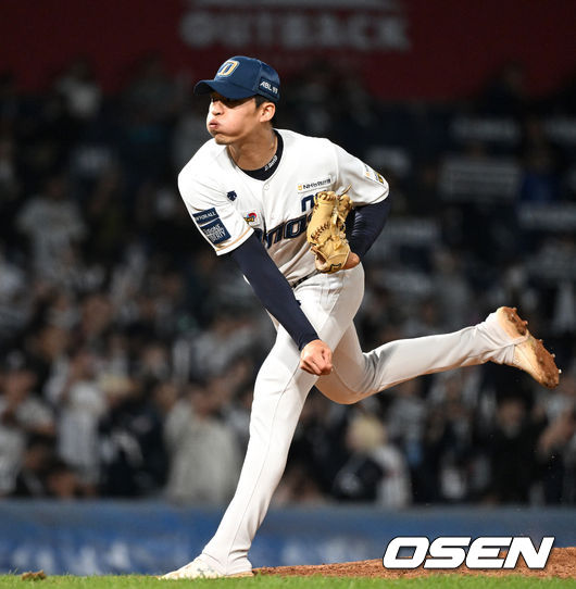 19일 오후 창원NC파크에서 ‘2023 KBO 포스트시즌 와일드카드 결정전 1차전 두산 베어스와 NC 다이노스의 경기가 열렸다.6회초 2사 2루에서 NC 류진욱이 역투하고 있다. 2023.10.19 /sunday@osen.co.kr