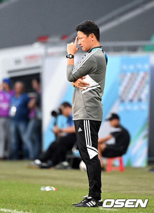  ‘한일전’이 성사됐다.일본 21세 이하(U21) 축구 대표팀은 9일 오후 10시(한국시간) 우즈베키스탄의 타슈켄트에 위치한 분요드코르 스타디움에서 타지키스탄과 ‘2022 아시아축구연맹(AFC) 23세 이하(U23) 아시안컵’ 조별리그 D조 3차전을 치러 3-0으로 승리했다.일본 고이와 고 감독이 경기를 지켜보고 있다. 2022.06.09 /cej@osen.co.kr