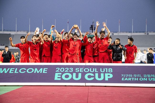 [사진] 제1회 2023 서울 EOU컵 U-18 국제청소년축구대회 초대 챔피언에 등극한 대한민국