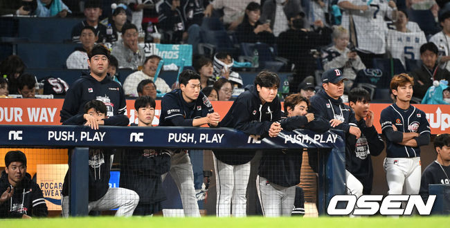 19일 오후 창원NC파크에서 ‘2023 KBO 포스트시즌 와일드카드 결정전 1차전 두산 베어스와 NC 다이노스의 경기가 열렸다.8회말 두산 선수들이 경기를 바라보고 있다. 2023.10.19 /sunday@osen.co.kr