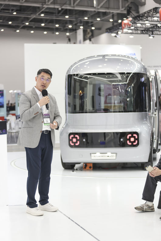 스타트업 오토노머스에이투지가 2023 DIFA에서 최초 공개한 양산형 자율주행차 MS 모델을 배경으로 발표를 하고 있는 유병용 기술 이사. 