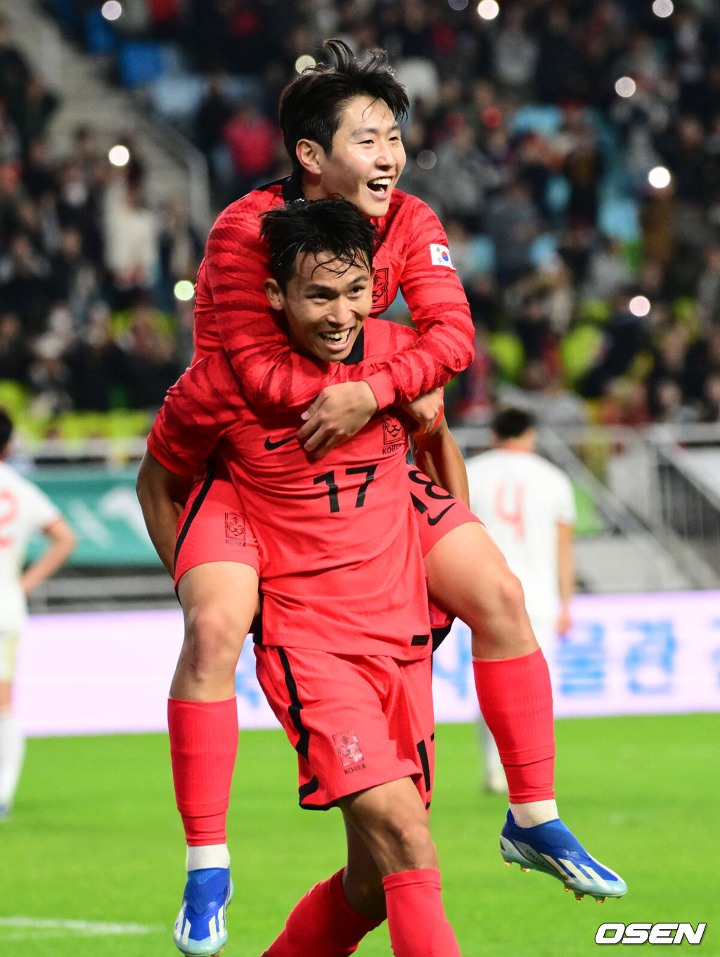 17일 오후 수원월드컵경기장에서 위르겐 클린스만 감독이 지휘하는 대한민국 축구대표팀과 베트남의 평가전이 열렸다.후반 대한민국이 6-0으로 ㅇ파서가는 추가골을 넣은 정우영이 이강인을 업고 기뻐하고 있다.  2023.10.17 /cej@osen.co.kr