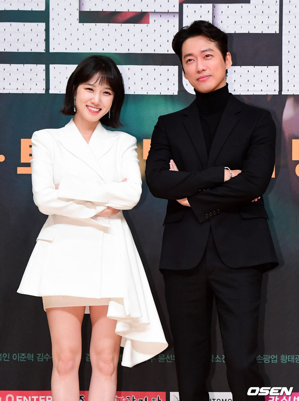 13일 오후 서울 목동 SBS에서 새 금토드라마 '스토브리그' 제작발표회가 열렸다.'스토브리그'는 팬들의 눈물마저 마른 꼴찌팀에 새로 부임한 단장이 남다른 시즌을 준비하는 '돌직구 오피스 드라마'다. 그라운드 뒤에서 묵묵히 일하며 선수보다 더 치열하고 격동적인 일상을 보내는 프런트들의 고군분투기를 담은 신감각 오피스 드라마로 안방극장에 신선함을 안길 전망이다.배우 박은빈, 남궁민이 포토타임을 하고 있다. /jpnews@osen.co.kr 