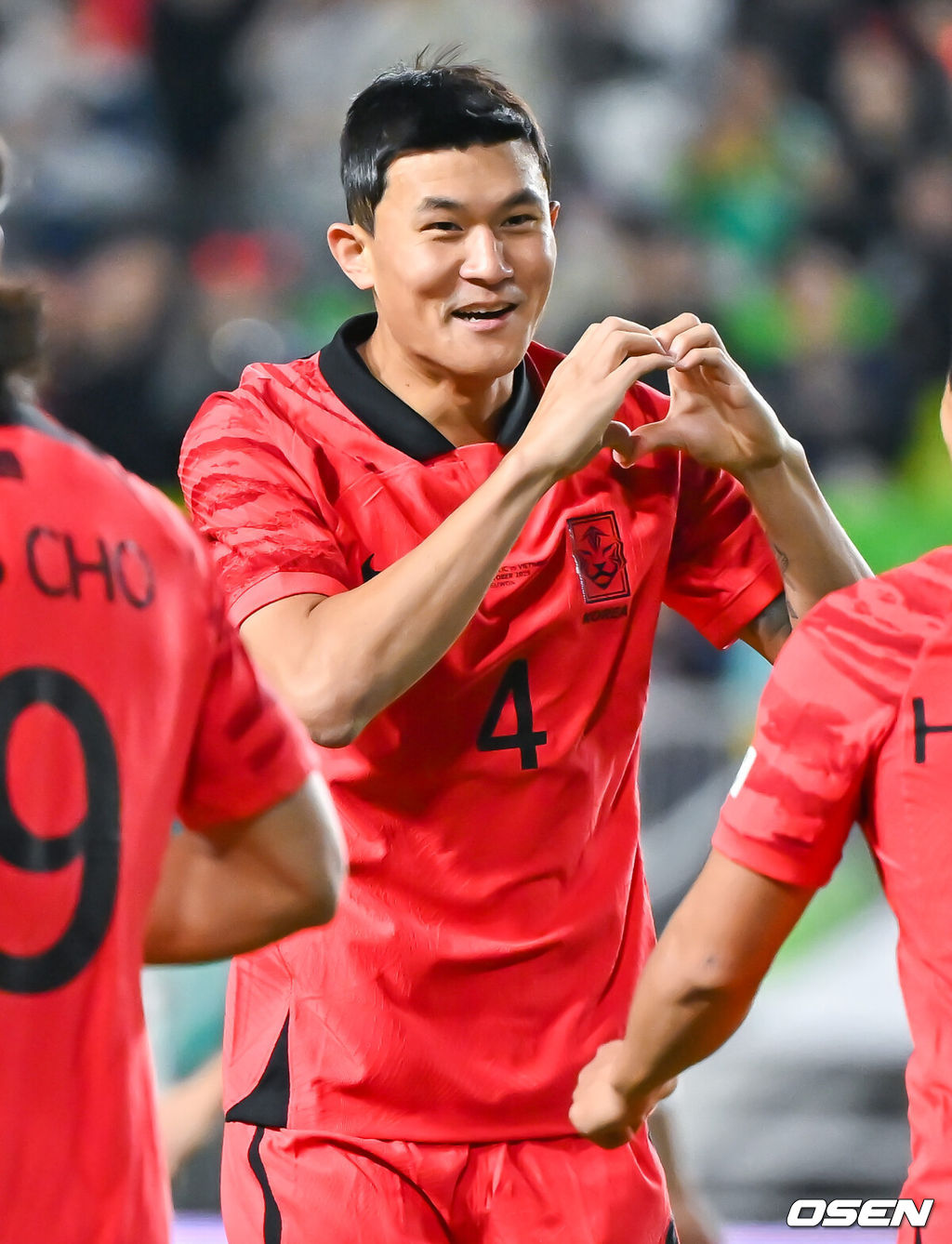 위르겐 클린스만 감독이 이끄는 축구 국가대표팀이 17일 오후 수원시 팔달구 수원월드컵경기장에서 베트남과 평가전을 진행했다.전반 김민재가 선제골을 넣고 팬들에게 하트를 보이고 있다. 2023.10.17 / soul1014@osen.co.kr