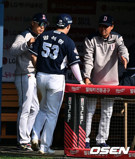 2회초 1사 3루에서 두산 양석환이 선제 득점을 올리고 이승엽 감독, 김한수 코치와 기뻐하고 있다 2023.10.15 /jpnews@osen.co.kr