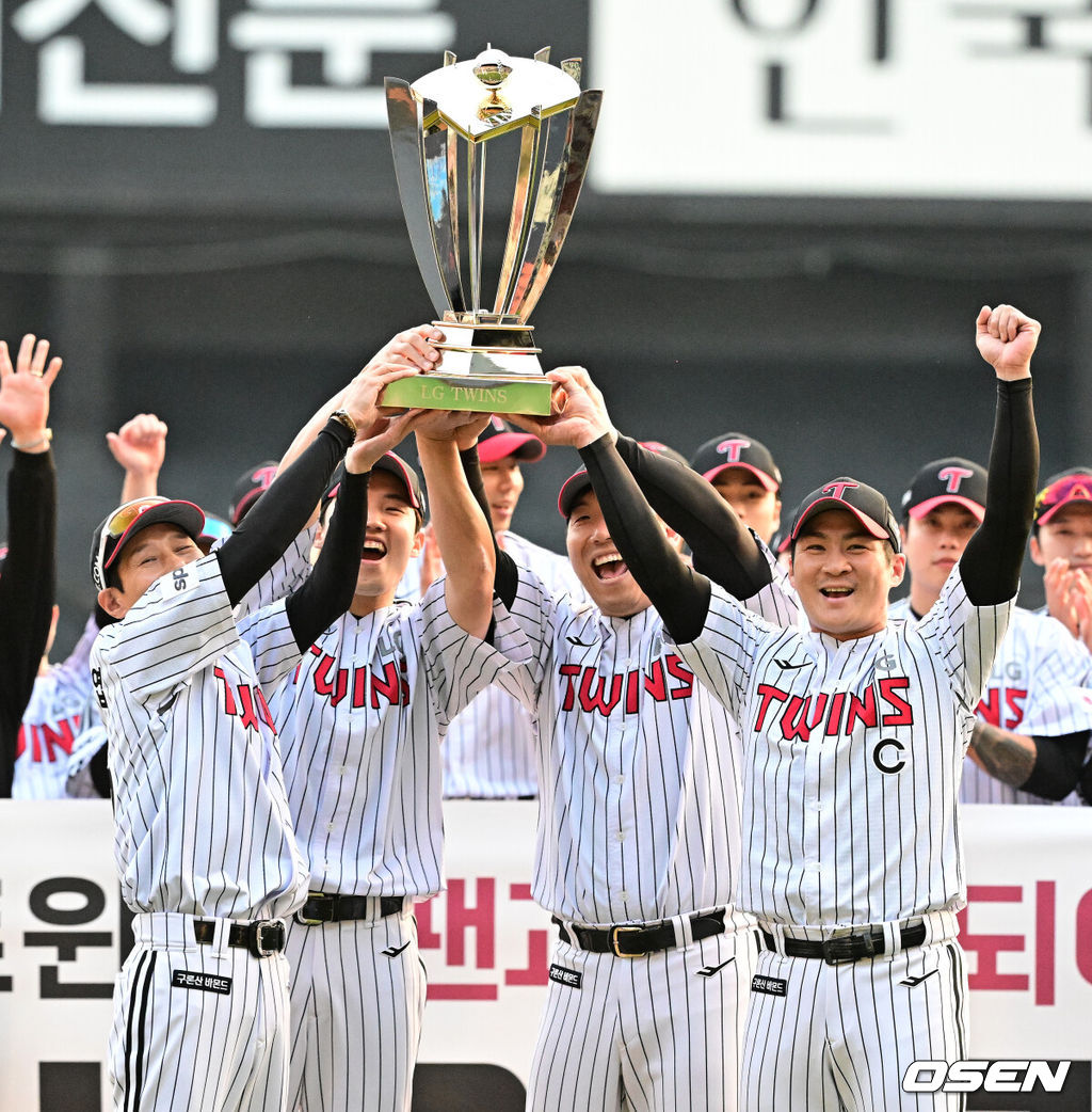 LG 트윈스는 15일 서울 잠실구장에서 열린 두산 베어스와 시즌 최종전에서 5-2로 승리했다. 경기 후 LG 염경엽 감독, 임찬규, 김현수, 오지환이 정규시즌 우승 트로피 들고 기뻐하고 있다. / OSEN DB