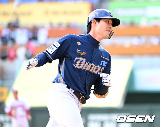 22일 인천 SSG랜더스필드에서 2023 KBO 준플레이오프 SSG 랜더스와 NC 다이노스의 경기가 열렸다.8회초 1사 1루에서 NC 김성욱이 좌월 투런 홈런을 치고 환호하고 있다. 2023.10.22 /sunday@osen.co.kr