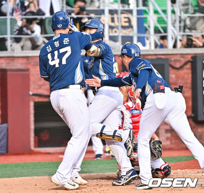 22일 인천 SSG랜더스필드에서 2023 KBO 준플레이오프 SSG 랜더스와 NC 다이노스의 경기가 열렸다.8회초 1사 1루 NC 대타 김성욱이 선취 2점 홈런을 날리고 김형준과 하이파이브를 하고 있다.  2023.10.22  / soul1014@osen.co.kr