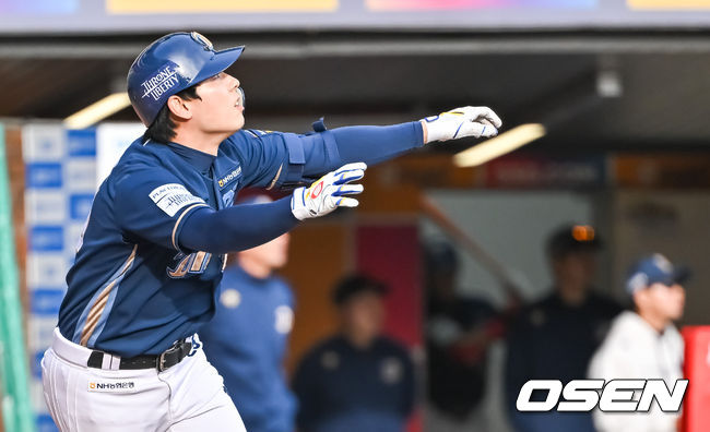 22일 인천 SSG랜더스필드에서 2023 KBO 준플레이오프 SSG 랜더스와 NC 다이노스의 경기가 열렸다.8회초 1사 1루 NC 대타 김성욱이 선취 2점 홈런을 날리고 타구를 바라보고 있다.   2023.10.22  / soul1014@osen.co.kr