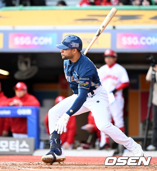 22일 인천 SSG랜더스필드에서 2023 KBO 준플레이오프 SSG 랜더스와 NC 다이노스의 경기가 열렸다.9회초 1사 3루에서 NC 마틴이 우전 적시타를 치고 있다. 2023.10.22 /sunday@osen.co.kr